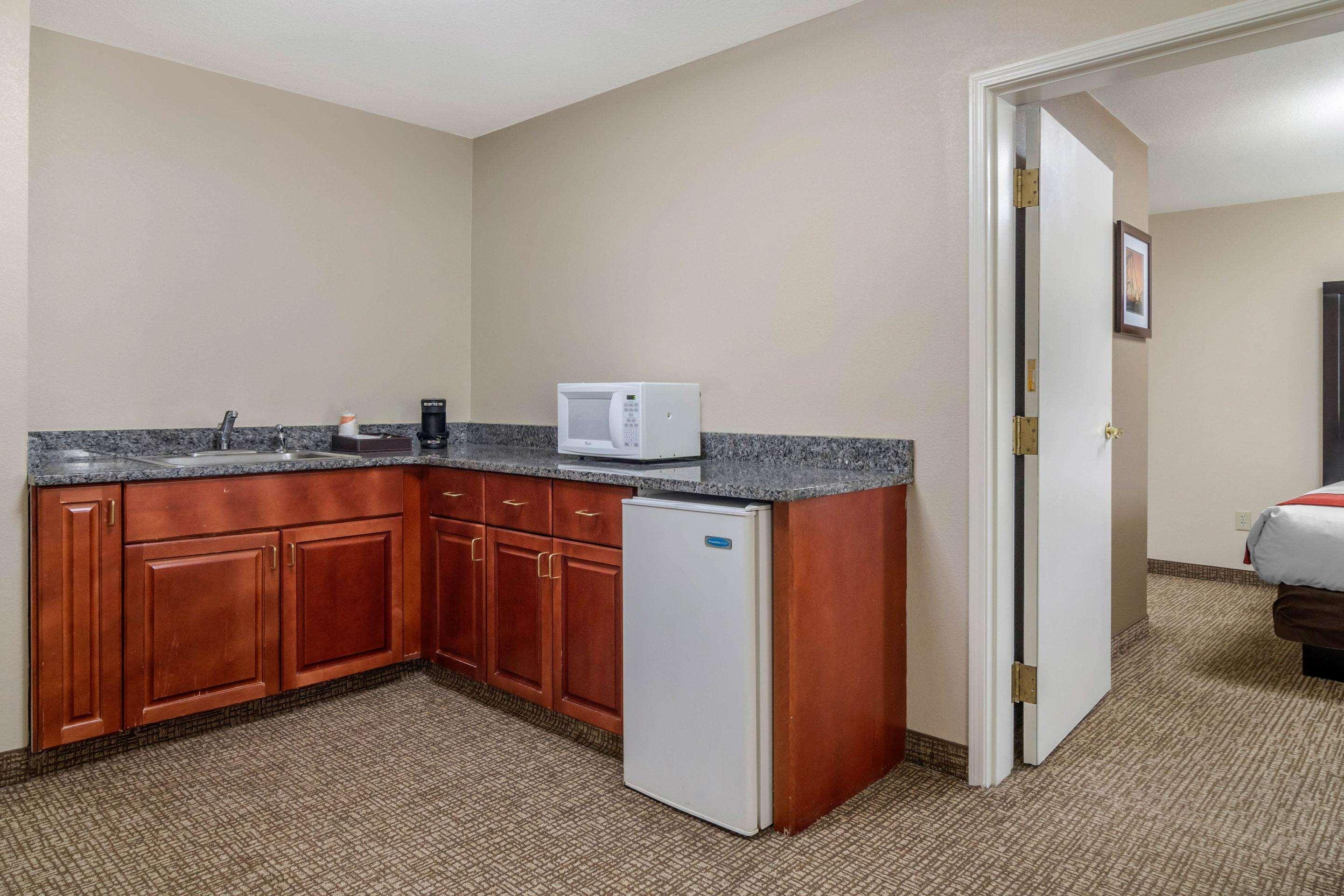 Comfort & Atlanta-smyrna Hotel 3*